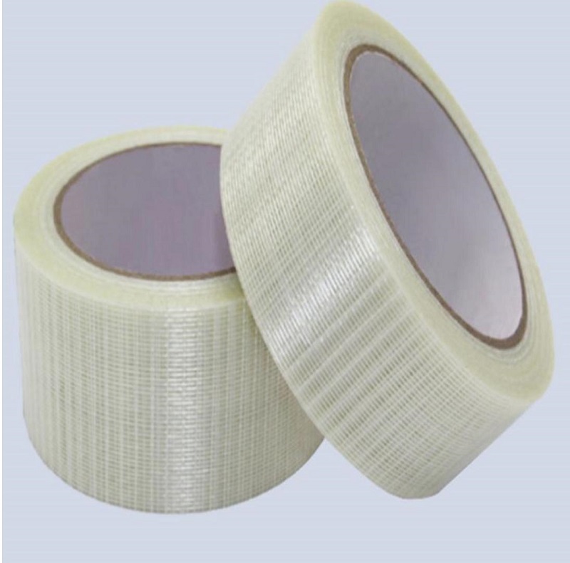 Hvilke egenskaper og ytelsesfordeler har fiberbånd sammenlignet med vanlig tape?